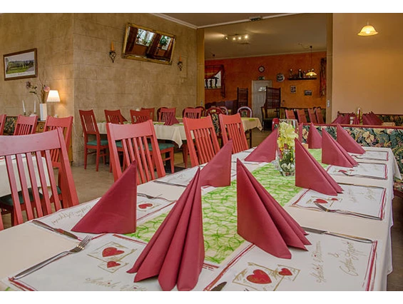 Restaurant: Unsere beiden extra Stüberl lassen sich durch eine Schiebetür verbinden und bieten Platz für 100 Gäste. - Wirtshaus "Zum Onkel Heli"