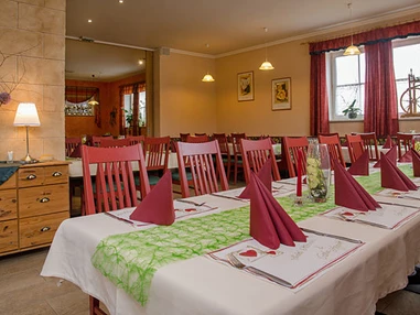 Restaurant: Besonders beliebt für Taufen, kleine Hochzeiten oder andere Feierlichkeiten im privaten Kreise. - Wirtshaus "Zum Onkel Heli"