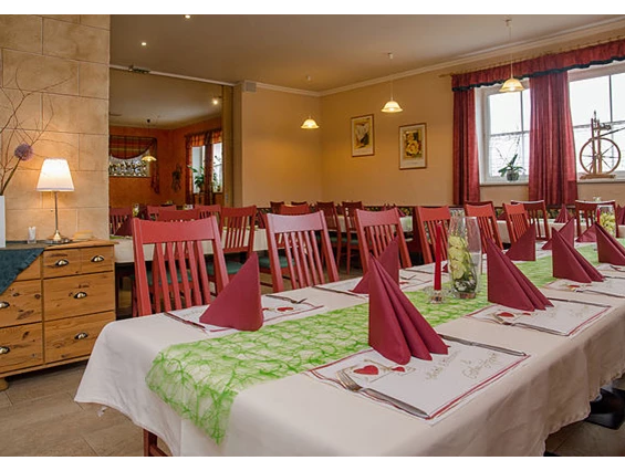 Restaurant: Besonders beliebt für Taufen, kleine Hochzeiten oder andere Feierlichkeiten im privaten Kreise. - Wirtshaus "Zum Onkel Heli"
