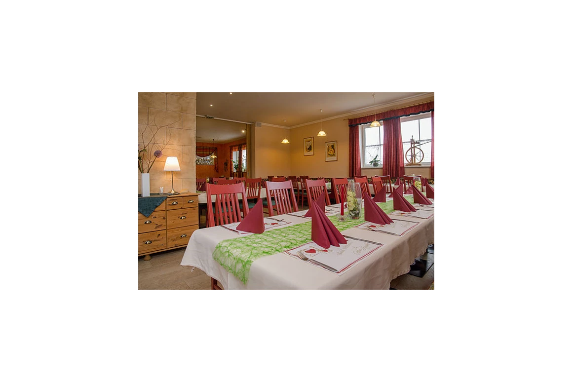 Restaurant: Besonders beliebt für Taufen, kleine Hochzeiten oder andere Feierlichkeiten im privaten Kreise. - Wirtshaus "Zum Onkel Heli"