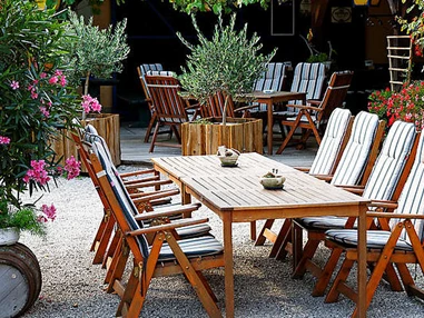 Restaurant: Nichts ist schöner, als einen lauen Sommerabend im stimmungsvoll beleuchteten Gastgarten zu genießen. Unser liebevoll angelegter Gastgarten ist für Sonnenanbeter genau so geeignet wie für Gäste, die lieber ein lauschiges Plätzchen im Schatten möchten. - Wirtshaus "Zum Onkel Heli"