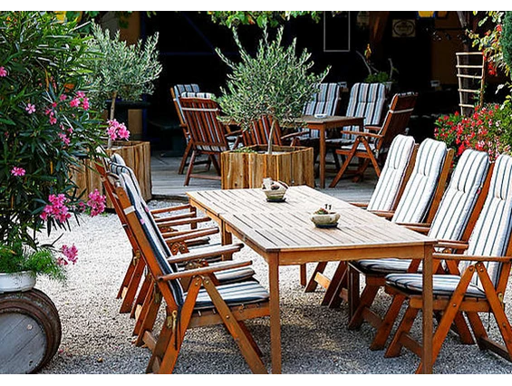 Restaurant: Nichts ist schöner, als einen lauen Sommerabend im stimmungsvoll beleuchteten Gastgarten zu genießen. Unser liebevoll angelegter Gastgarten ist für Sonnenanbeter genau so geeignet wie für Gäste, die lieber ein lauschiges Plätzchen im Schatten möchten. - Wirtshaus "Zum Onkel Heli"