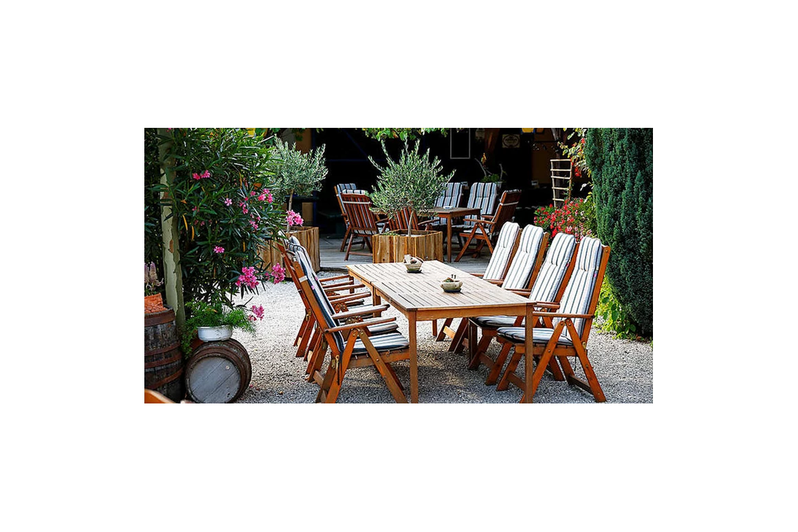 Restaurant: Nichts ist schöner, als einen lauen Sommerabend im stimmungsvoll beleuchteten Gastgarten zu genießen. Unser liebevoll angelegter Gastgarten ist für Sonnenanbeter genau so geeignet wie für Gäste, die lieber ein lauschiges Plätzchen im Schatten möchten. - Wirtshaus "Zum Onkel Heli"