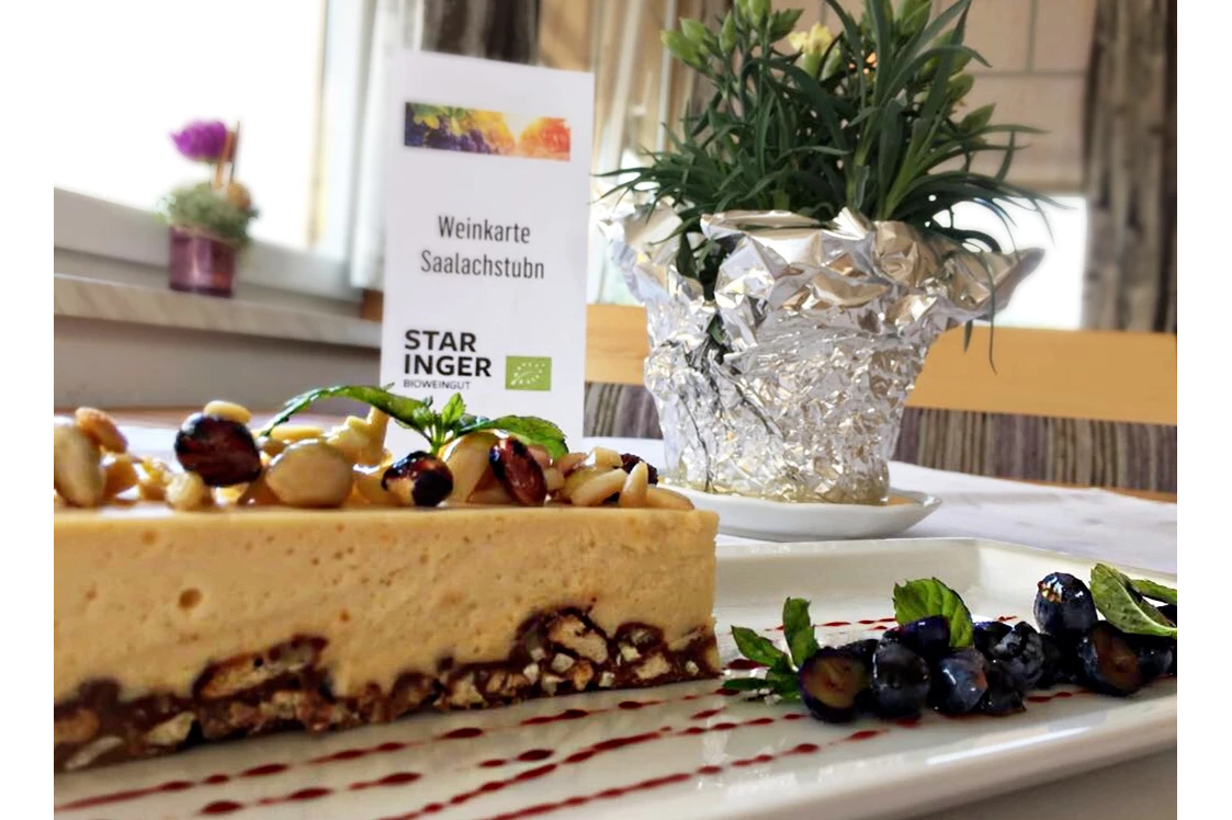 Restaurant: Weißes Schokoladenmousse auf Nussknusperboden und marinierten Heidelbeeren - Gasthaus Saalachstubn