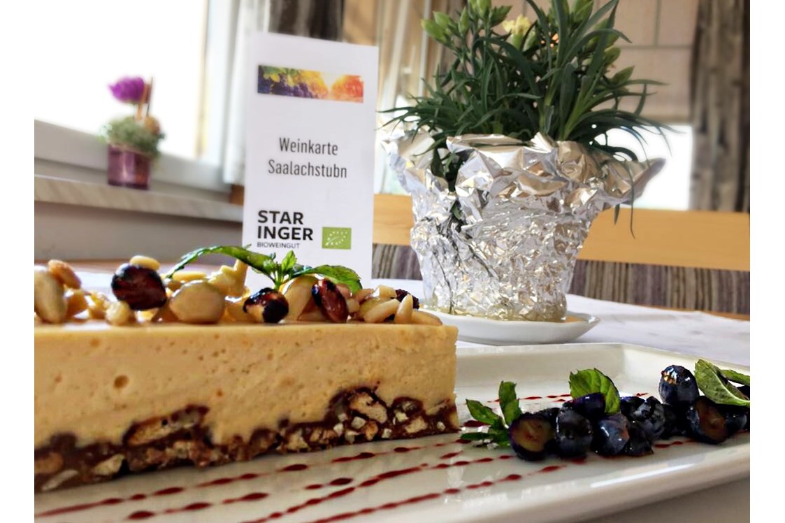 Restaurant: Weißes Schokoladenmousse auf Nussknusperboden und marinierten Heidelbeeren - Gasthaus Saalachstubn