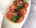 Restaurant: Paradaisercarpaccio mit gebratenem Schafkäse im Speckmantel & Ruccolapesto - Gasthaus Saalachstubn