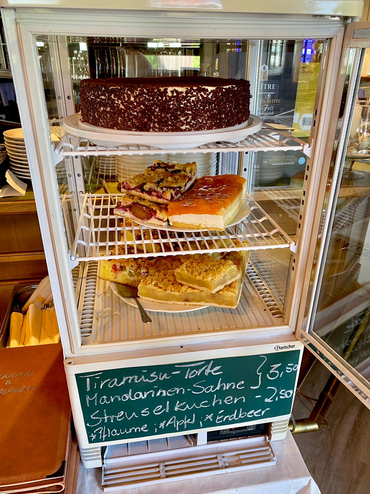 Essen-gehen - Gerichte: Hausmannskost - Kuchenauswahl - Restaurant und Café Beckers Boddenstuf 