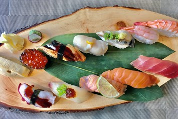 Restaurant: Nigiri Sushi Mit Jakobsmuschel, Gegrilltem Aal, Rogen, Flambiertem Lachs, Makrele, Oktopus, Dorade, Lachs, Thunfisch, und Garnele, dazu ein japanisches Omelette - Sushi Bistro Byakko