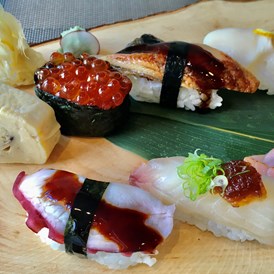Restaurant: Nigiri Sushi Mit Jakobsmuschel, Gegrilltem Aal, Rogen, Flambiertem Lachs, Makrele, Oktopus, Dorade, Lachs, Thunfisch, und Garnele, dazu ein japanisches Omelette - Sushi Bistro Byakko