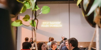 Essen-gehen - Sitzplätze im Freien - Baden-Württemberg - Gastraum und Pflanzenwand - NOSH'T