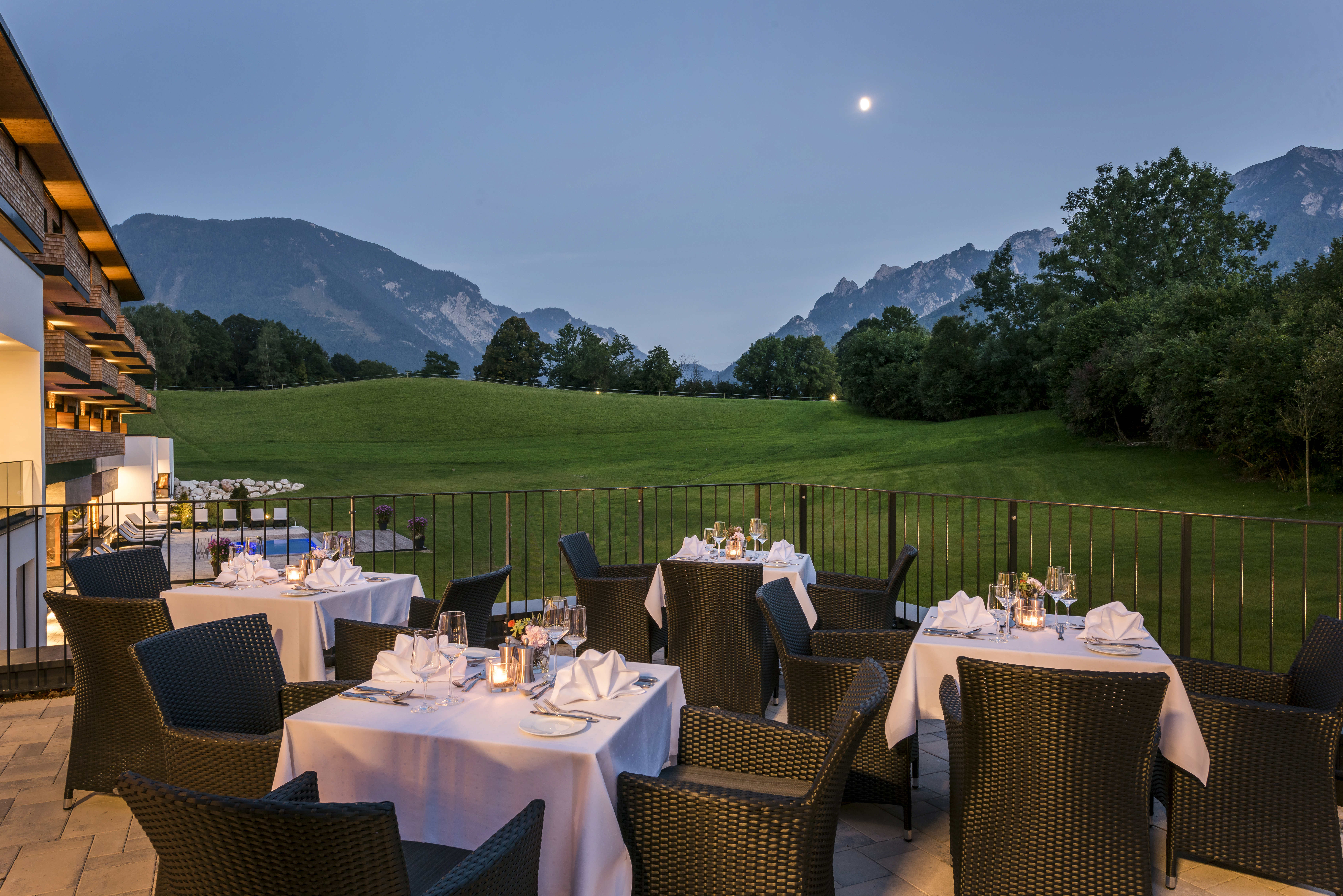 Restaurant: Begeisterung schmecken im Hotel Klosterhof Bayerisch Gmain | Terrasse im Klosterhof - Alpine Hideaway & Spa - Restaurant GenussArt im Hotel Klosterhof