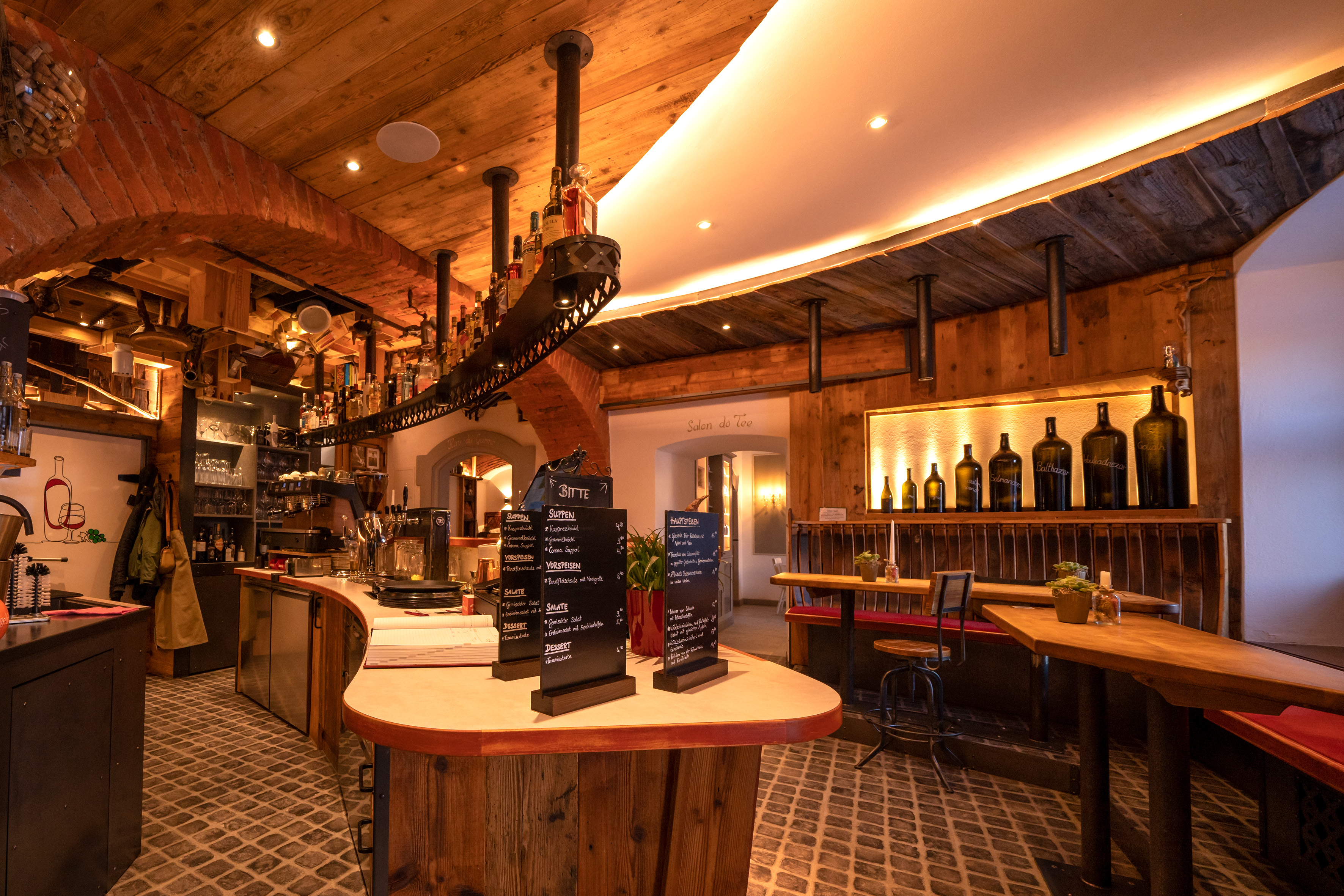 Essen-gehen - Live Musik abends - Barbereich Eingang - WIEsaWIE