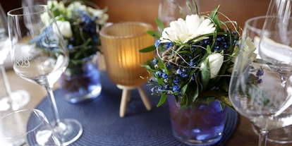 Essen-gehen - Mostviertel - Gedeckter Tisch im Gastzimmer (fotocredit Walter Luger) - OSTWIND im Gasthaus Mentil