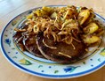 Restaurant: Die berühmte Bratwurst in Scheiben, ein Klassiker im Strauß - Gasthaus zum Strauß