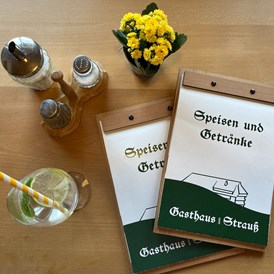 Restaurant: Selbstgemachte Holunderlimo und Speisekarten vom Strauß - Gasthaus zum Strauß