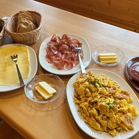 Restaurant: Frühstück im Gasthaus zum Strauß aus 100% regionalen Zutaten - Gasthaus zum Strauß
