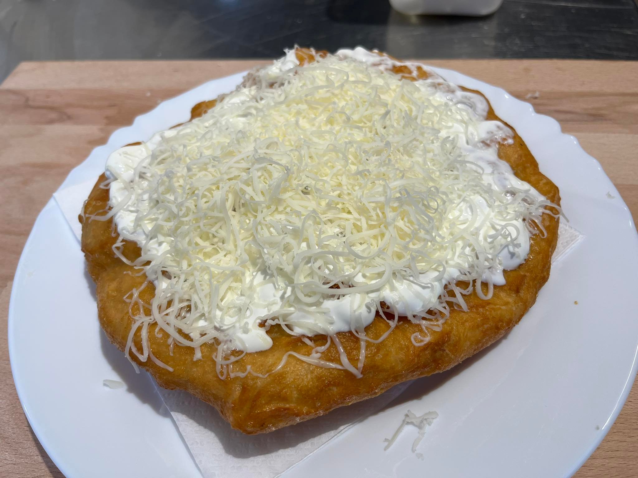 Essen-gehen - Art der Küche: europäisch - Deutschland - Langosch mit Käse und Schmand - Boheme Bistro und Ungarischer Shop