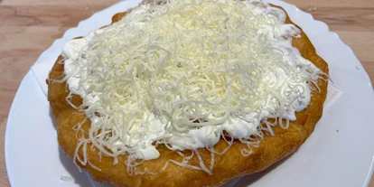 Essen-gehen - Ambiente: klassisch - Langosch mit Käse und Schmand - Boheme Bistro und Ungarischer Shop