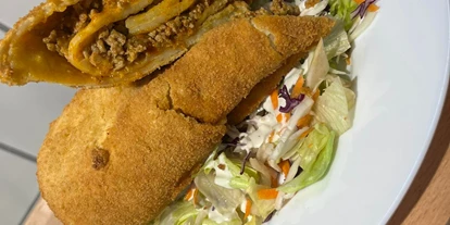 Essen-gehen - Ambiente: klassisch - Hortobágyi- panierte Riese Pfannkuchen gefüllt mit Schweinehackfleisch mit Paprika- Schmand Soße und Frischer Salat - Boheme Bistro und Ungarischer Shop