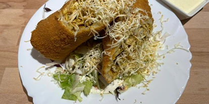 Essen-gehen - Ambiente: klassisch - Caravan- panierte Riese Pfannkuchen gefüllt mit Cremiges Senf- Hähnchenbrust und 
geräucherter Käse mit frischer Salat und Knoblauchmayonnaise - Boheme Bistro und Ungarischer Shop