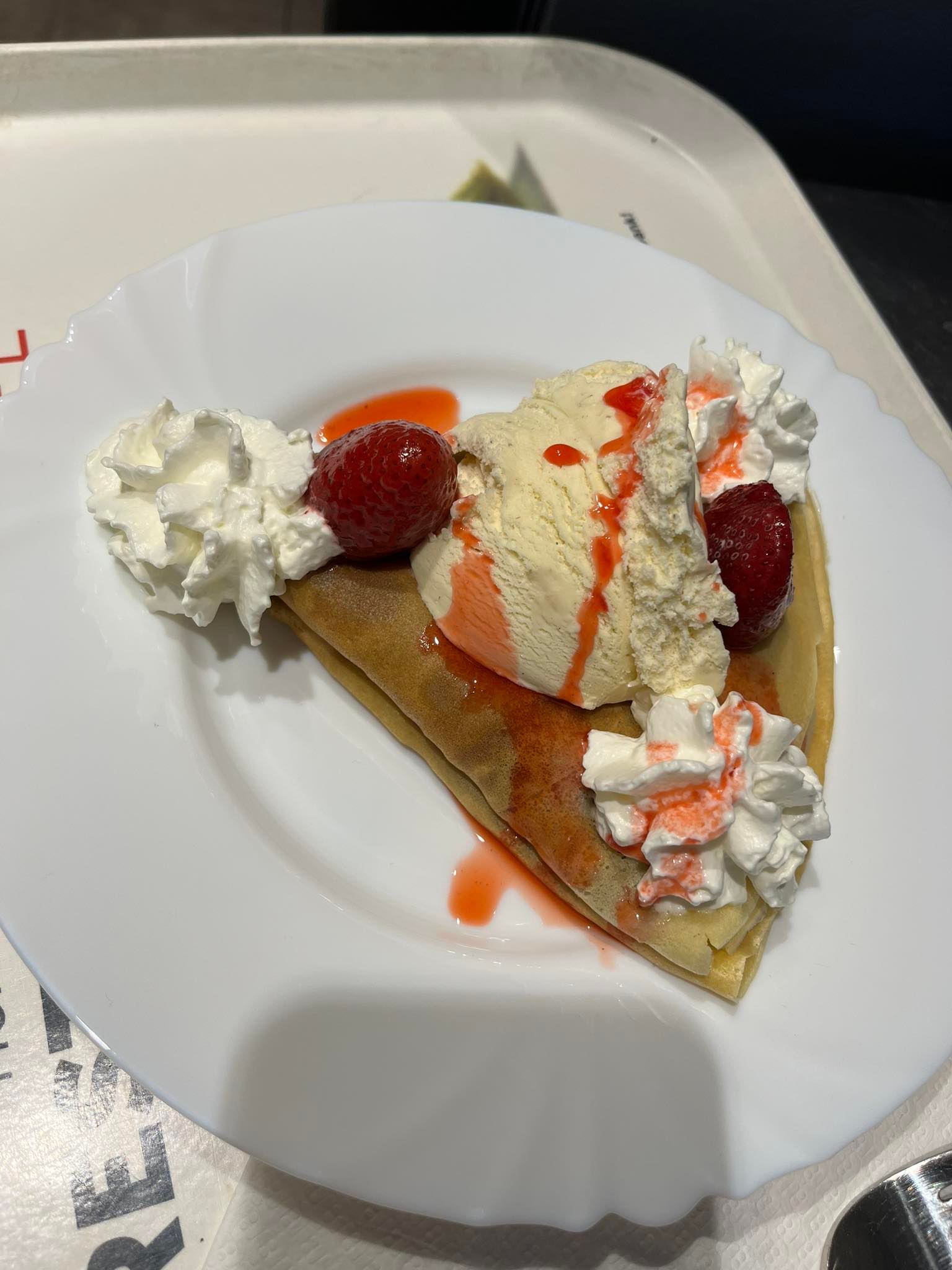 Restaurant: Aphrodite- Riese Pfannkuchen gefüllt mit Nutella und Erdbeeren, Serviert mit Vanilleeis und Schlagsahne - Boheme Bistro und Ungarischer Shop