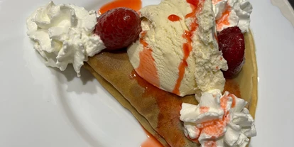 Essen-gehen - Ambiente: klassisch - Aphrodite- Riese Pfannkuchen gefüllt mit Nutella und Erdbeeren, Serviert mit Vanilleeis und Schlagsahne - Boheme Bistro und Ungarischer Shop