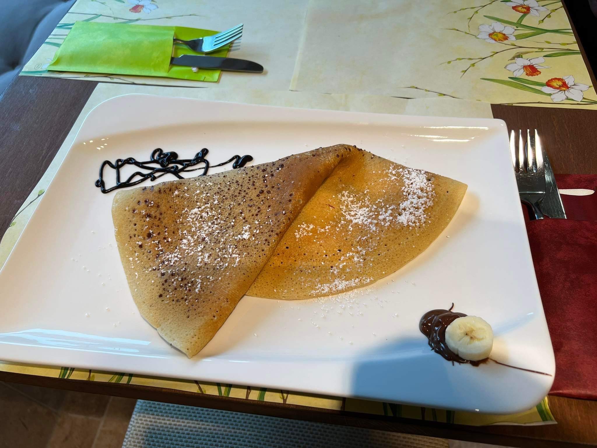 Restaurant: Gabi- Riese Pfannkuchen gefüllt mit Nutella und Banane - Boheme Bistro und Ungarischer Shop