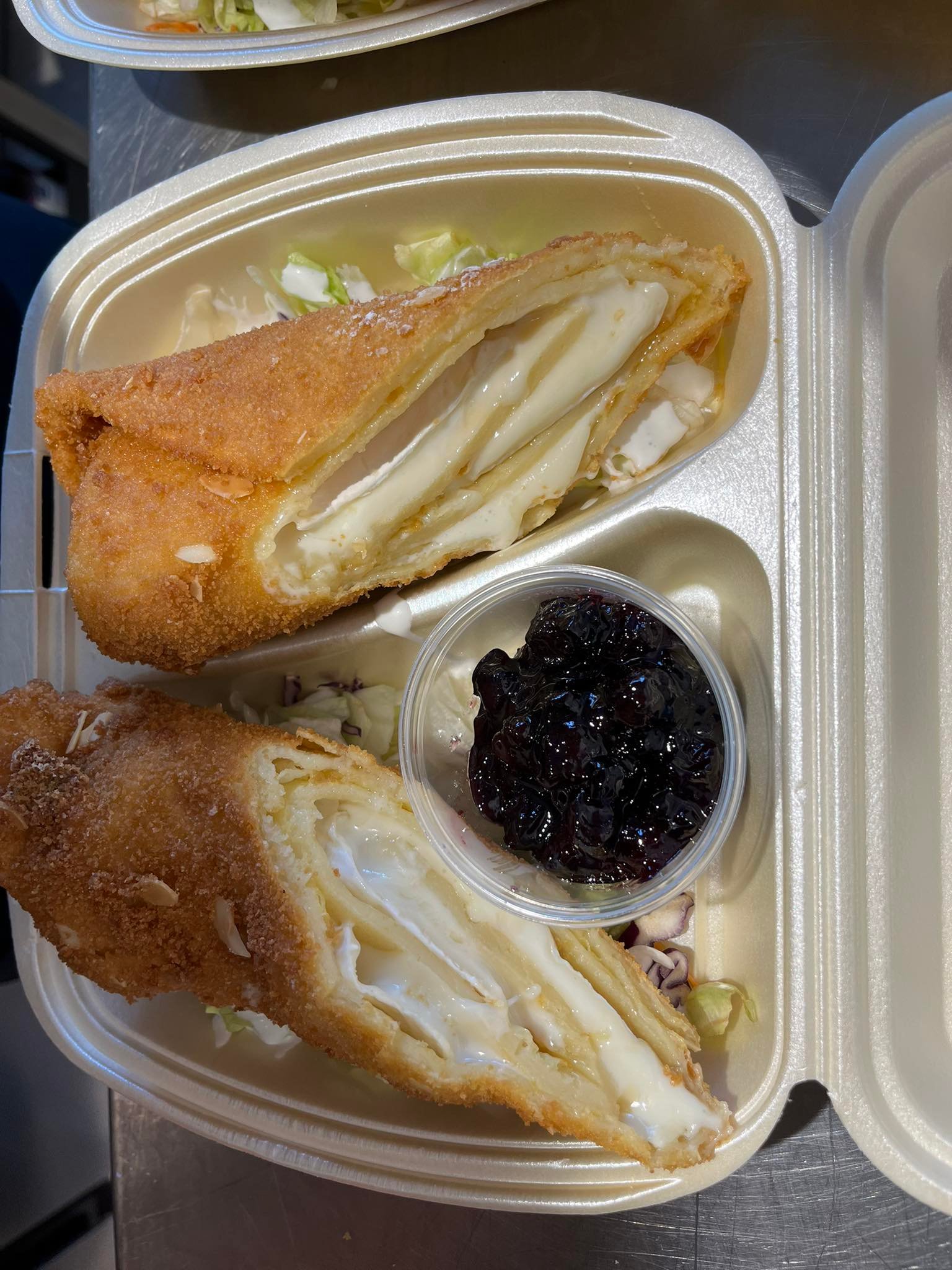 Restaurant: Camembert- panierte Riese Pfannkuchen gefüllt mit Camembert in Mandelkruste mit Blaubeersauce und Frischer Salat - Boheme Bistro und Ungarischer Shop