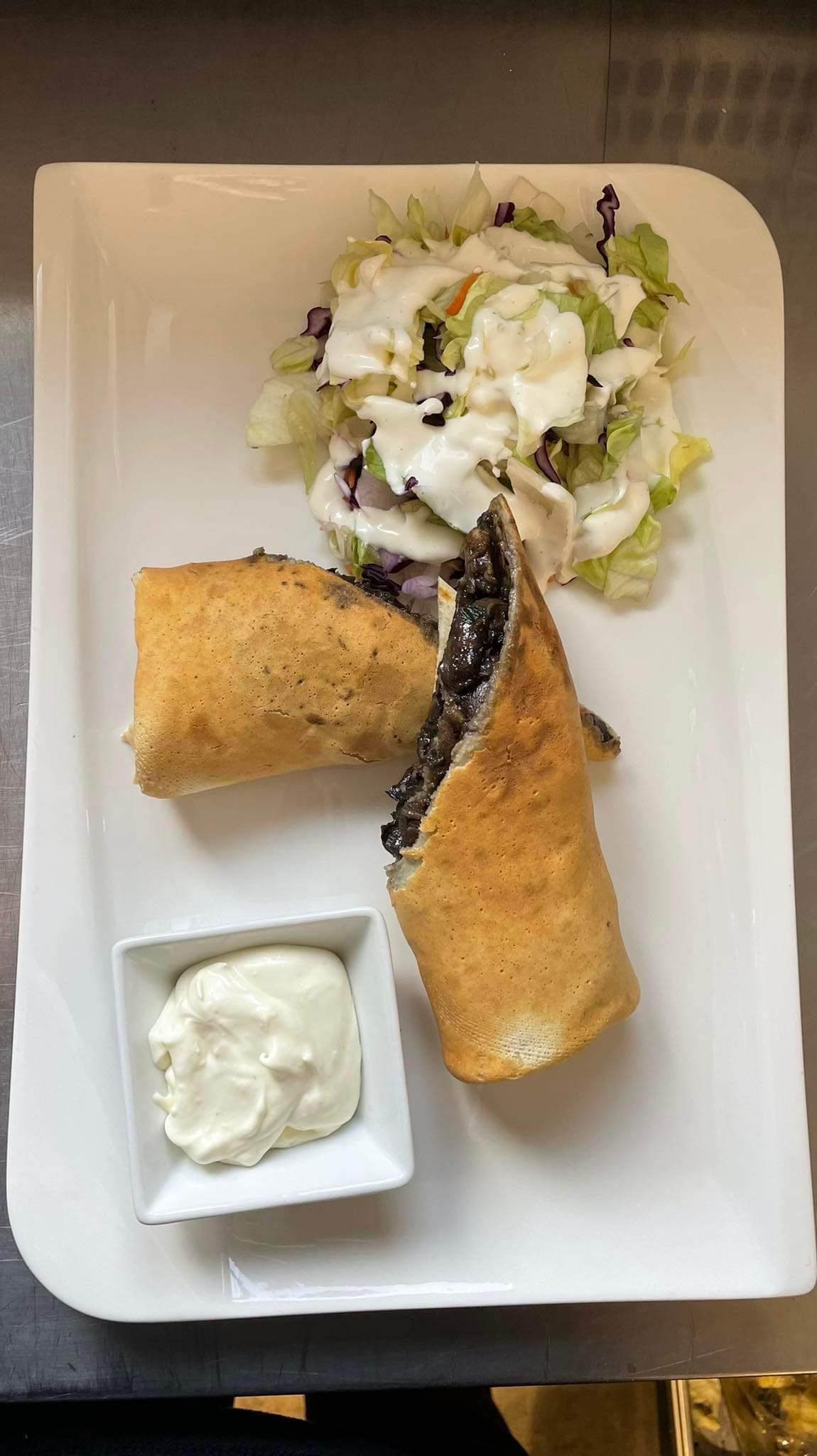 Restaurant: Cseszneki- Riese Pfannkuchen gefüllt mit Pilzragout mit Schmand Soße und Frischer Salat - Boheme Bistro und Ungarischer Shop