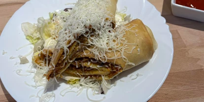 Essen-gehen - Ambiente: klassisch - Bologna- Riese Pfannkuchen gefüllt mit Schweinefleisch und italienischer gewürzter Tomatenragout 
mit geriebener Käse mit Frischer Salat und Knoblauchmayonnaise  - Boheme Bistro und Ungarischer Shop