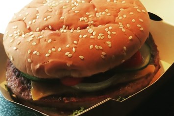 Restaurant: XL Cheeseburger mit echtem Cheddar und 180Gr Rind - Steffi's Pausenbox 