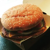 Restaurant - XL Cheeseburger mit echtem Cheddar und 180Gr Rind - Steffi's Pausenbox 