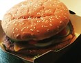 Restaurant: XL Cheeseburger mit echtem Cheddar und 180Gr Rind - Steffi's Pausenbox 
