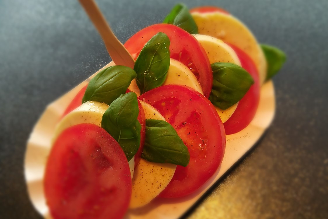 Restaurant: Tomate Mozarella mit Basilikum und Olivenoel - Steffi's Pausenbox 
