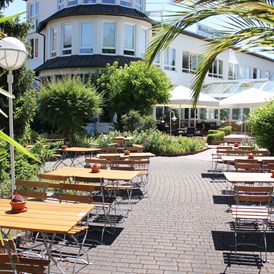 Restaurant: große Gartenterrasse mit Gastronomie - Restaurants "Libelle" & "blaue Ente" im Waldhotel Schäferberg