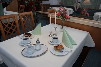 Restaurant: Täglich Kaffee und hausgebackener Blechkuchen - Restaurants "Libelle" & "blaue Ente" im Waldhotel Schäferberg