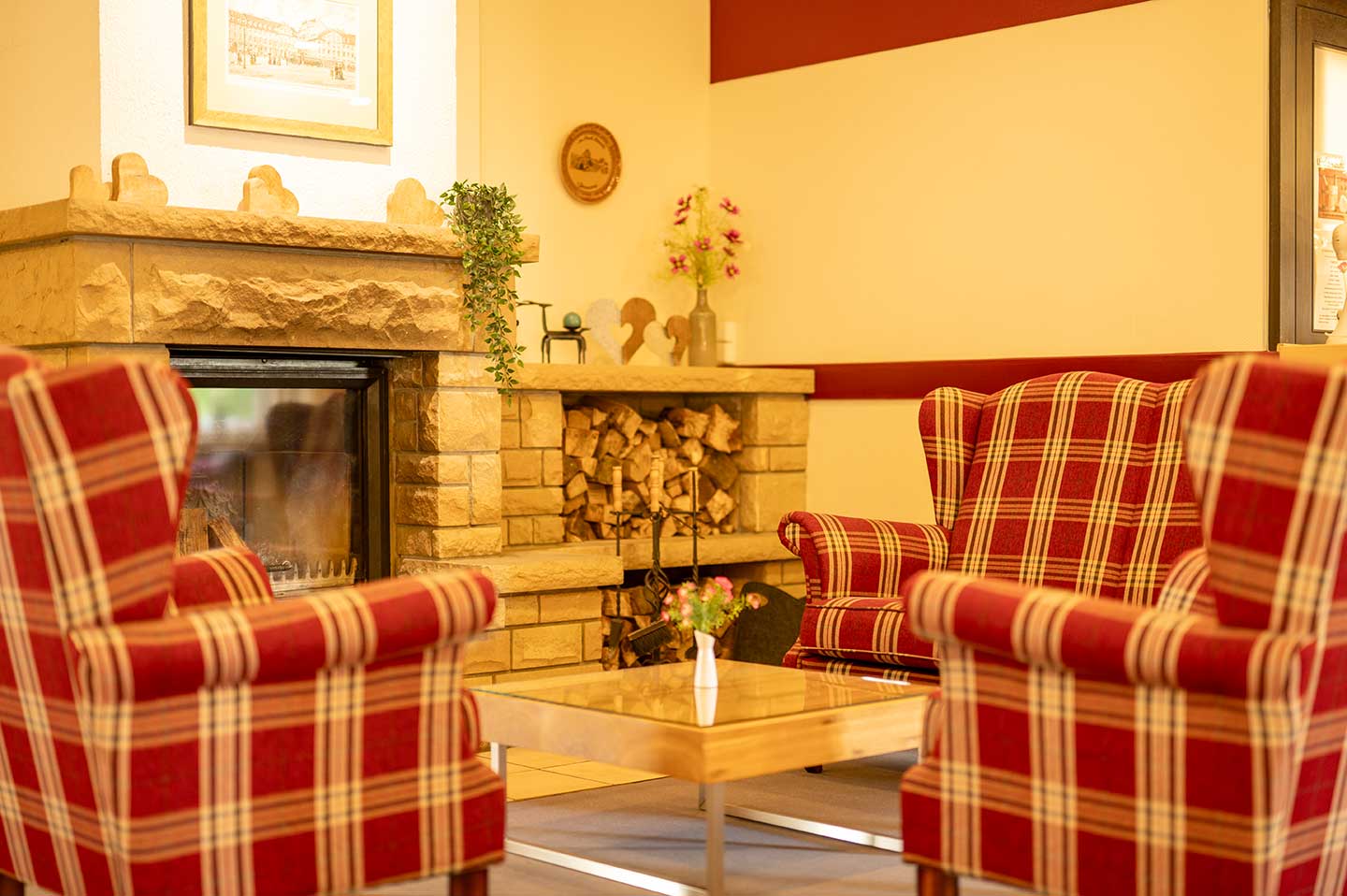 Essen-gehen - Mahlzeiten: Abendessen - Hessen - gemütliche Kaminecke - Restaurants "Libelle" & "blaue Ente" im Waldhotel Schäferberg