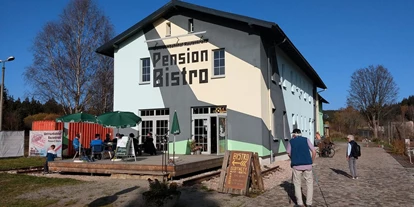 Essen-gehen - Spielplatz - Außenansicht mit Terrasse - Weltraumbahnhof Rautenkranz
