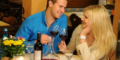 Essen-gehen - Ambiente: klassisch - Paar im Restaurant - Gasthof Mühle / Natur- & Wanderhotel