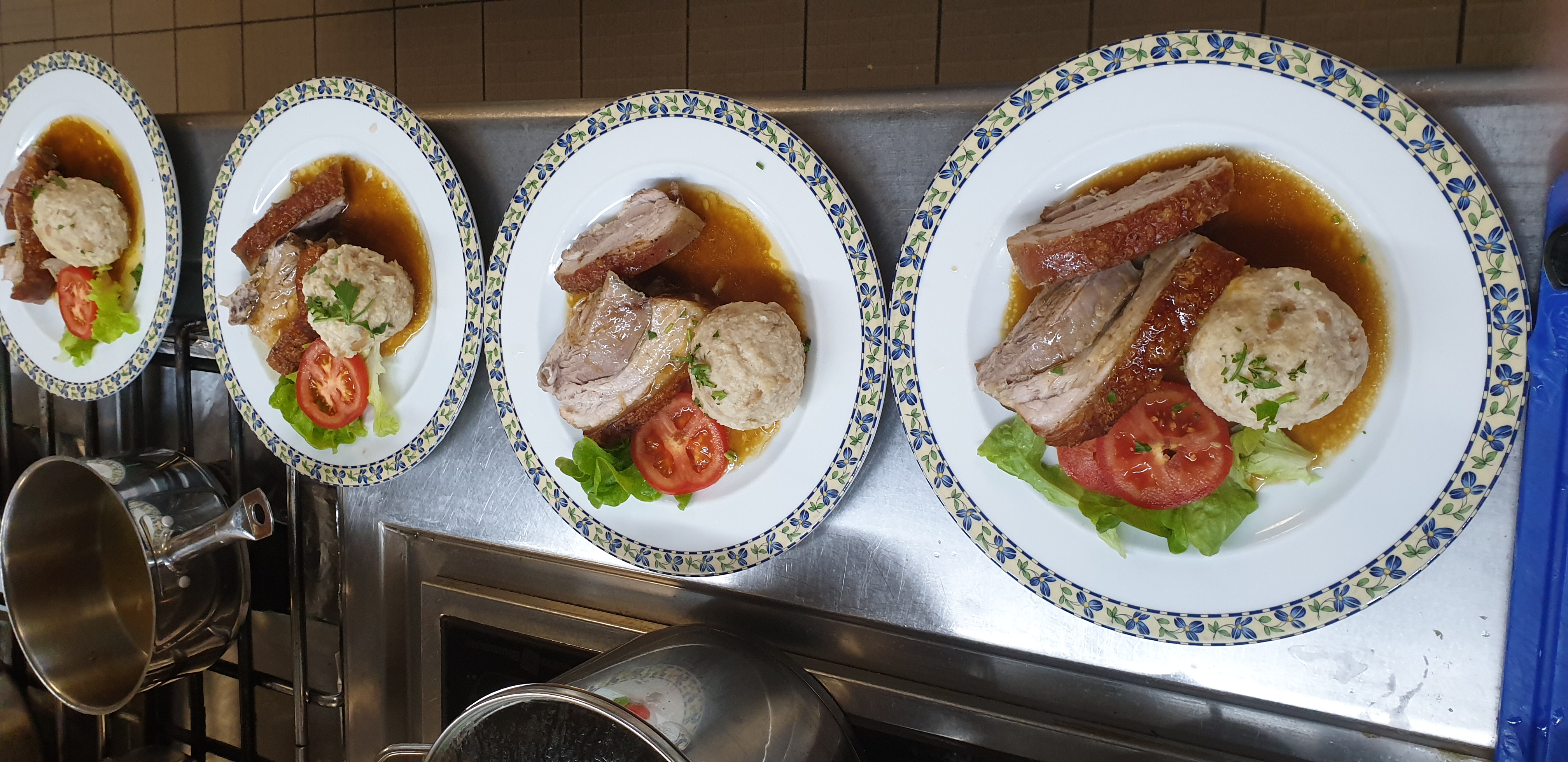 Essen-gehen - Mahlzeiten: Mittagessen - Ostbayern - Hausgemachter Schweinekrustenbraten - Gasthof Mühle / Natur- & Wanderhotel