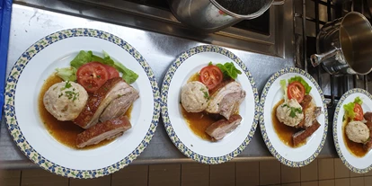 Essen-gehen - Ambiente: klassisch - Hausgemachter Schweinekrustenbraten - Gasthof Mühle / Natur- & Wanderhotel