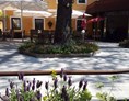 Restaurant: Unser schattiger Gastgarten mit alten Kastanienbäumen. - Gasthaus Wirt in Strass