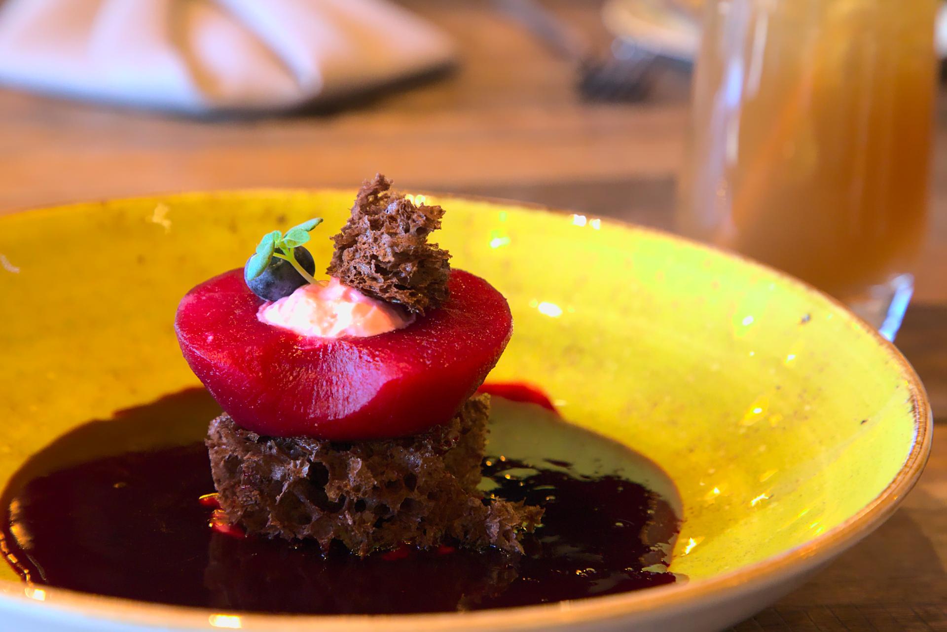 Essen-gehen - Gerichte: Curry - Dessert - Hibiskus Apfel auf Sponge Cake - Restaurant Maracana