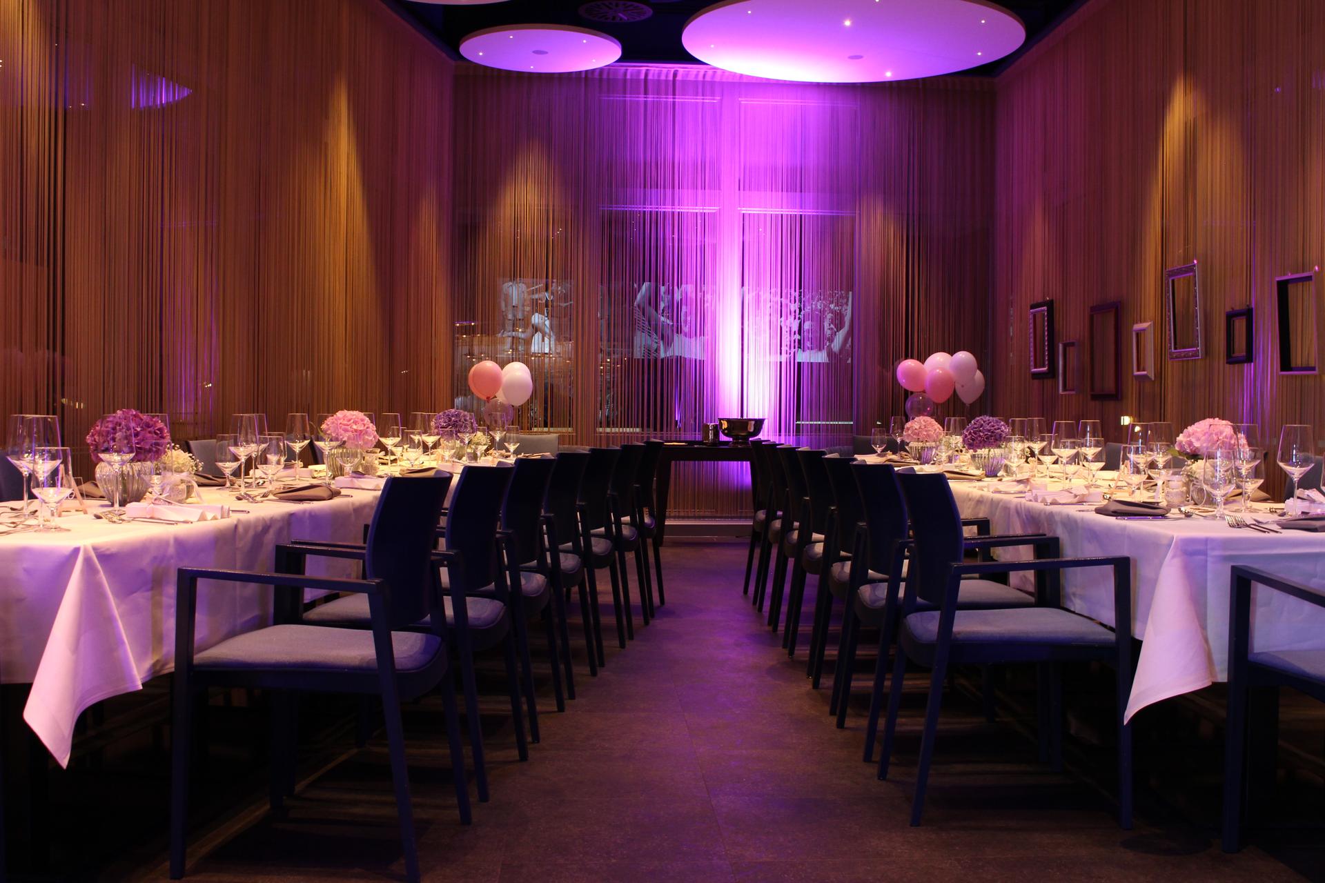 Restaurant: Das Separeé Copa. Ein separierbarer Bereich mit ca. 80 m². Hier gestellt für eine Hochzeit, denn das Retsaurant Maracana ist auch exklusiv buchbar. - Restaurant Maracana