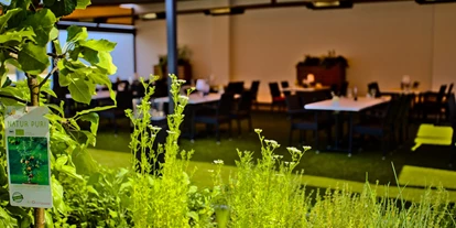 Essen-gehen - Ambiente: klassisch - Außenterrasse mit Pergola, Outdoorküche und Kräutergarten mit Blick auf den Beachvolleyballplatz. - Restaurant Maracana