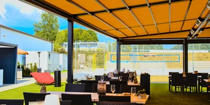 Essen-gehen - Ambiente: klassisch - Außenterrasse mit Pergola, Outdoorküche und Kräutergarten mit Blick auf den Beachvolleyballplatz. - Restaurant Maracana