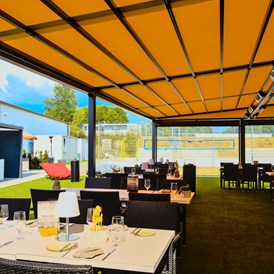 Restaurant: Außenterrasse mit Pergola, Outdoorküche und Kräutergarten mit Blick auf den Beachvolleyballplatz. - Restaurant Maracana