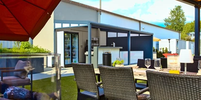 Essen-gehen - Ambiente: klassisch - Außenterrasse mit Pergola, Outdoorküche und Kräutergarten mit Blick auf den Beachvolleyballplatz. - Restaurant Maracana