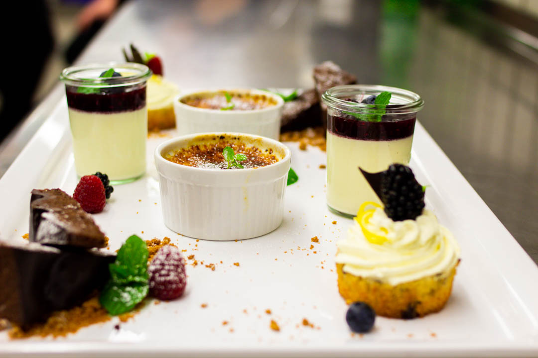 Restaurant: leckere Dessert von der Speisenkarte - pure CUISINE by GAVESI