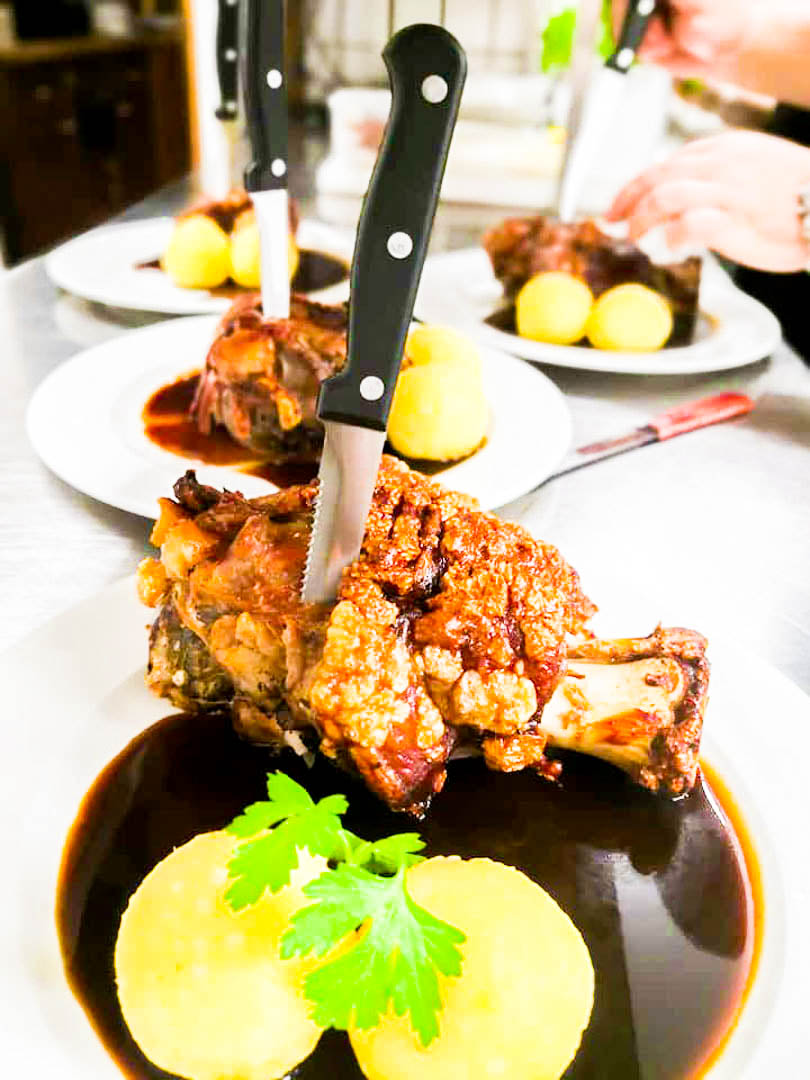 Restaurant: Schweinehaxen vom Grill
einfach Anfragen - pure CUISINE by GAVESI